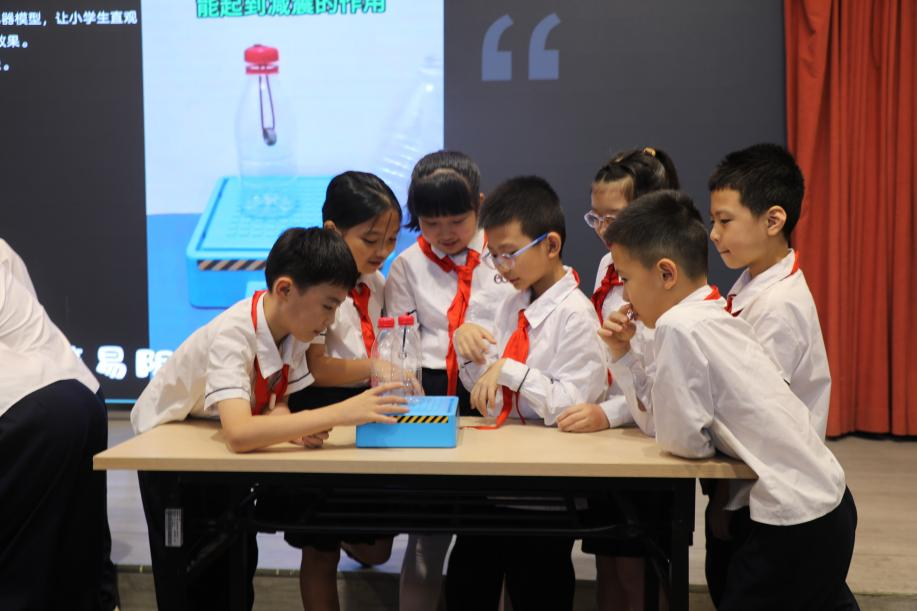 全市双首创丨荟聚行业翘楚组建科普智库,龙岗依托大咖师资锚定AI鸿蒙科创育人新高地