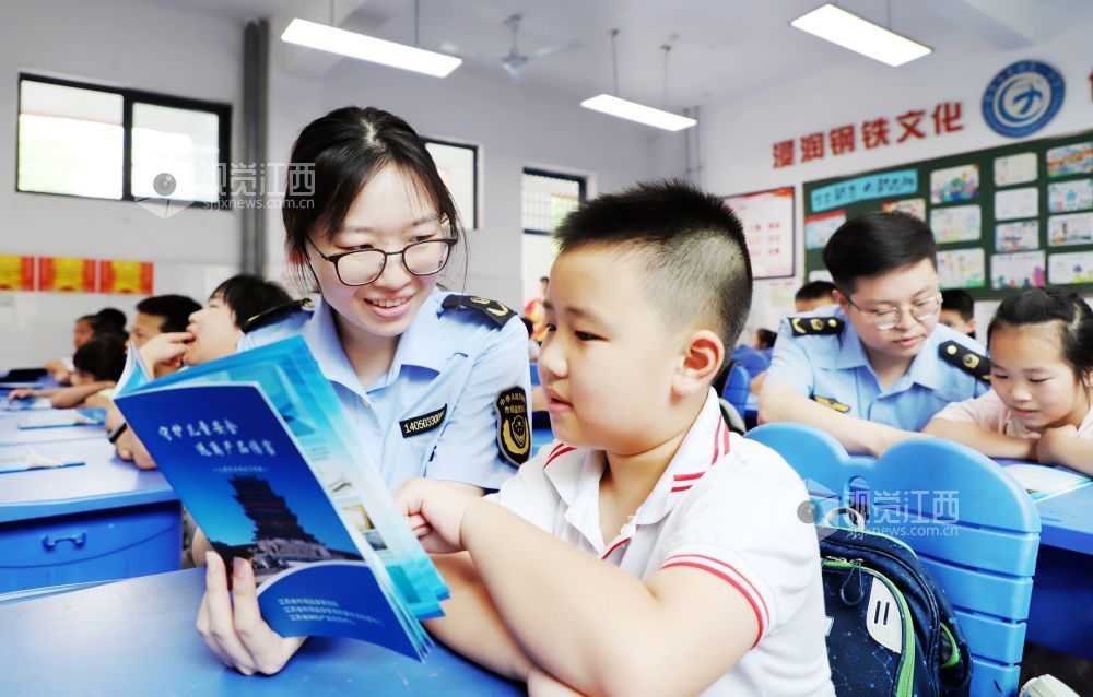 6月5日，江西省新余市渝水区市场监管局工作人员在新钢一小向同学们讲解儿童用品安全知识。