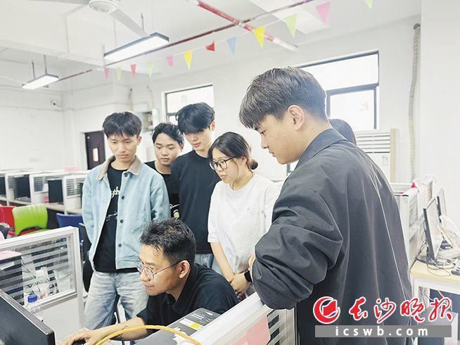 大汉国际AI影视OPC基地培训班学员在一起交流学习。长沙晚报通讯员 彭娟 供图