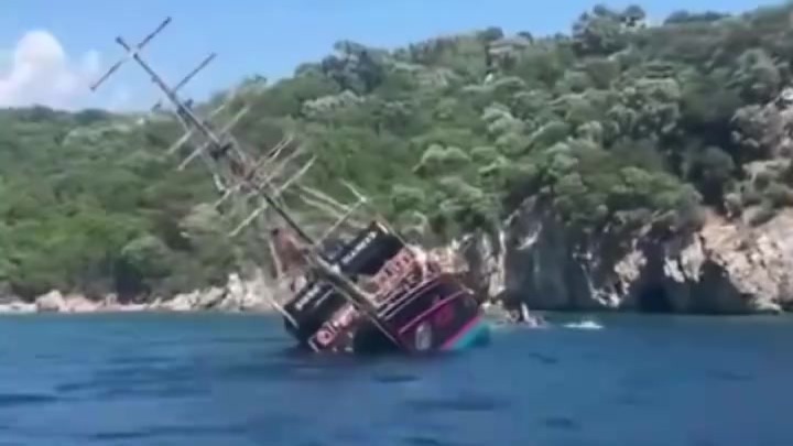 派对船沉没惊魂！148名乘客跳海逃生