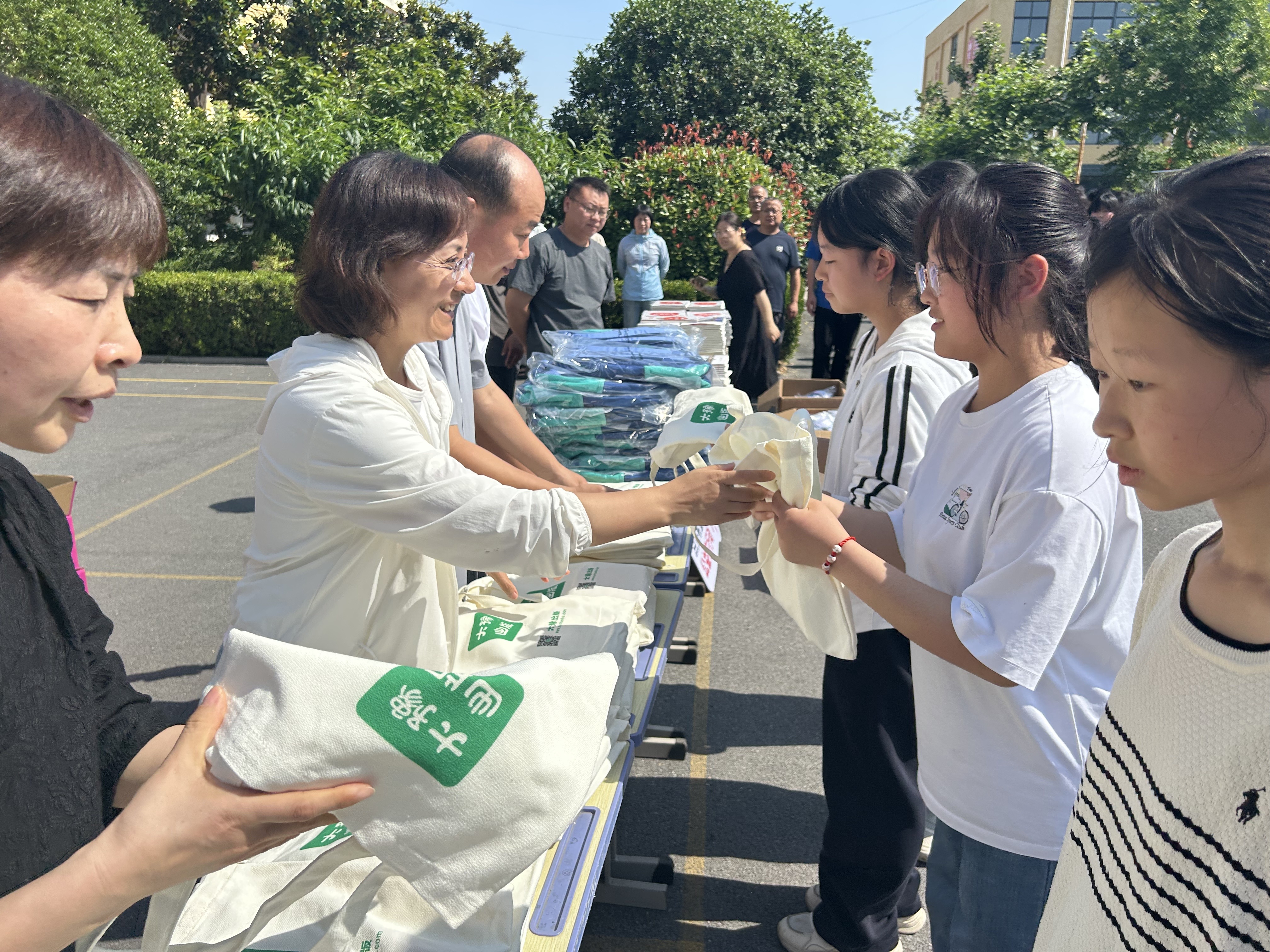 河南省网络文化协会爱心童行公益活动在焦作博爱县举行