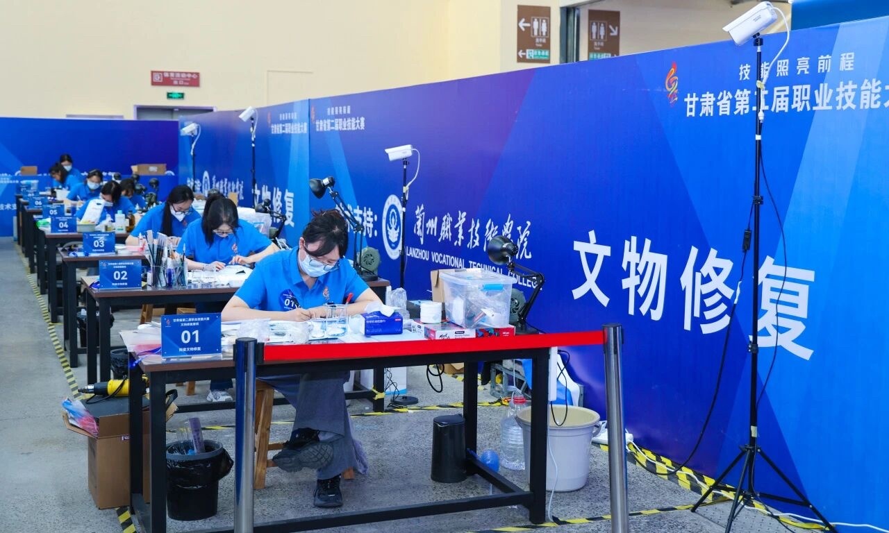 文物修复区选手竞赛中