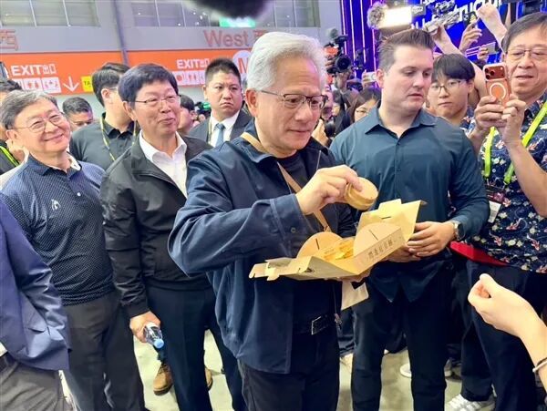 黄仁勋逛台北电脑展吃红豆饼：现场获赠一台车 价值30万元