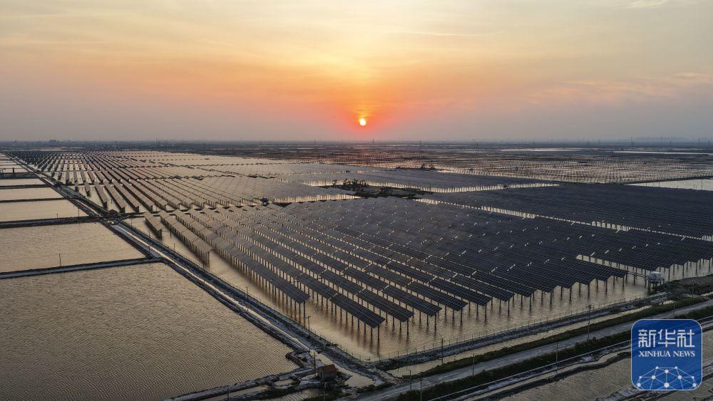 ↑ 这是6月2日拍摄的位于山东省东营市的大唐东营广饶盐化400MW光伏发电项目(无人机照片)。新华社发 (刘云杰 摄)