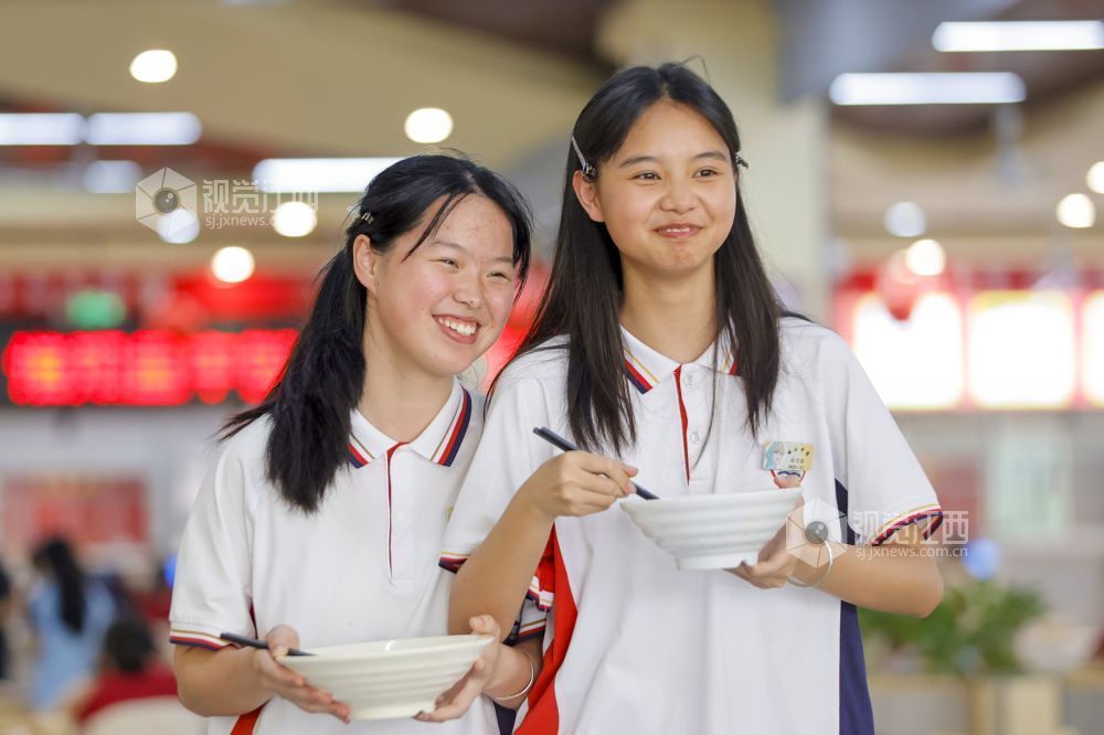 2026年6月1日，在江西省吉安市峡江县峡江中学食堂内，学生们在享用午餐。