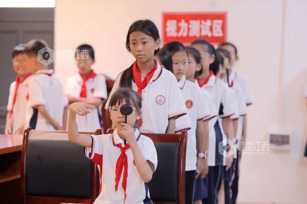 2026年6月3日，江西省吉安市峡江县实验小学的学生在进行视力测试。