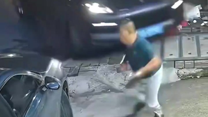 男子路边遇车祸，极限逃生