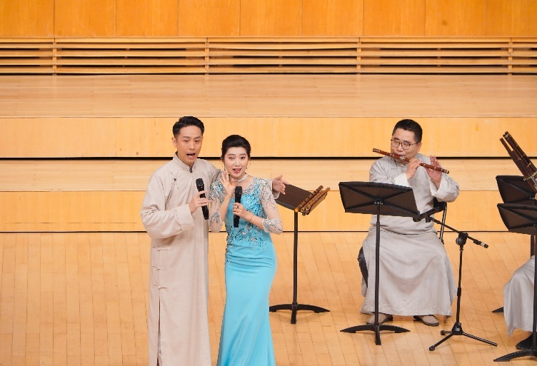 单雯、施夏明表演
