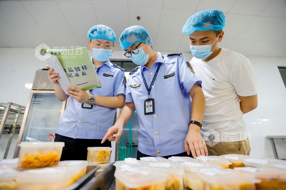 2026年6月1日，在江西省吉安市峡江县峡江中学食堂，该县市场监管局工作人员在进行专项检查。