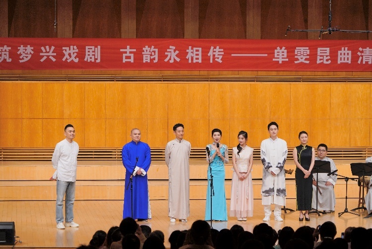 演员集体亮相
