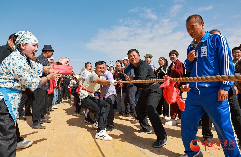 村民正在参加趣味活动拔河比赛