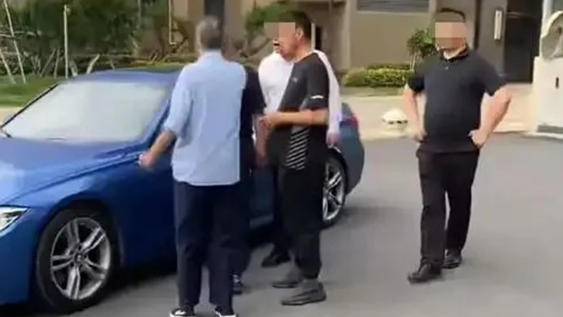 业主不满停车从免费涨到4元/天，争执期间被物业骂“住不起就滚”，涉事物业：为弥补亏空才收停车费，业主先骂人，警方已立案