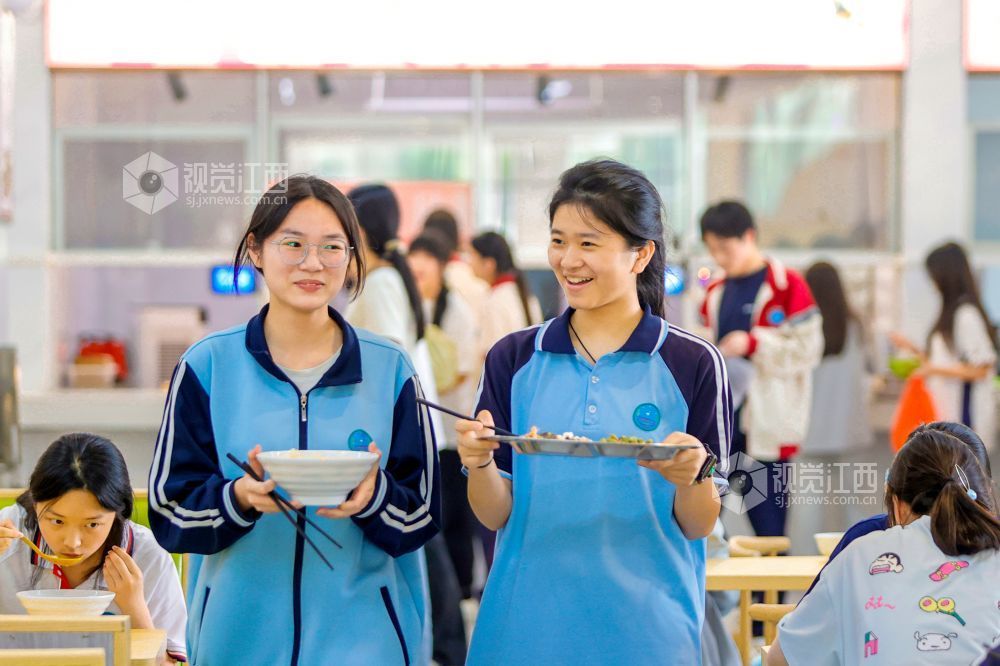 2026年6月1日，在江西省吉安市峡江县峡江中学食堂内，学生们在享用午餐。
