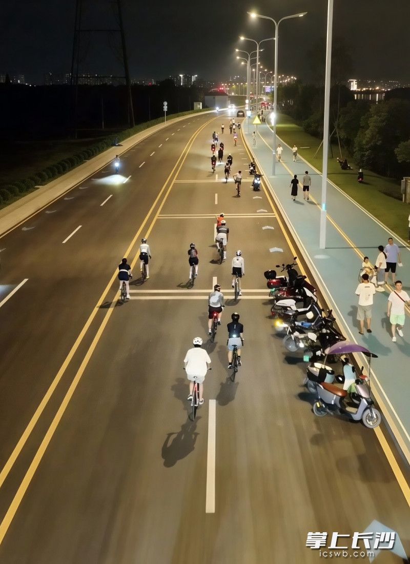 入夏以来，潇湘大道景观道成为骑行者的聚集地。 视频截图