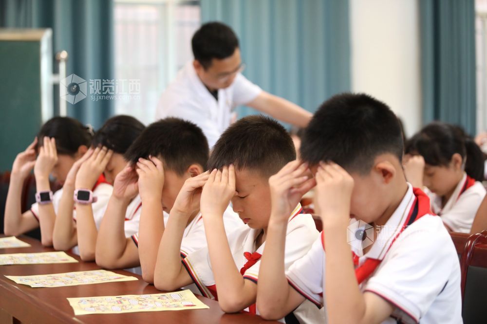 2026年6月3日，在江西省吉安市峡江县实验小学的课堂上，该县人民医院五官科的医生指导学生做眼保健操。
