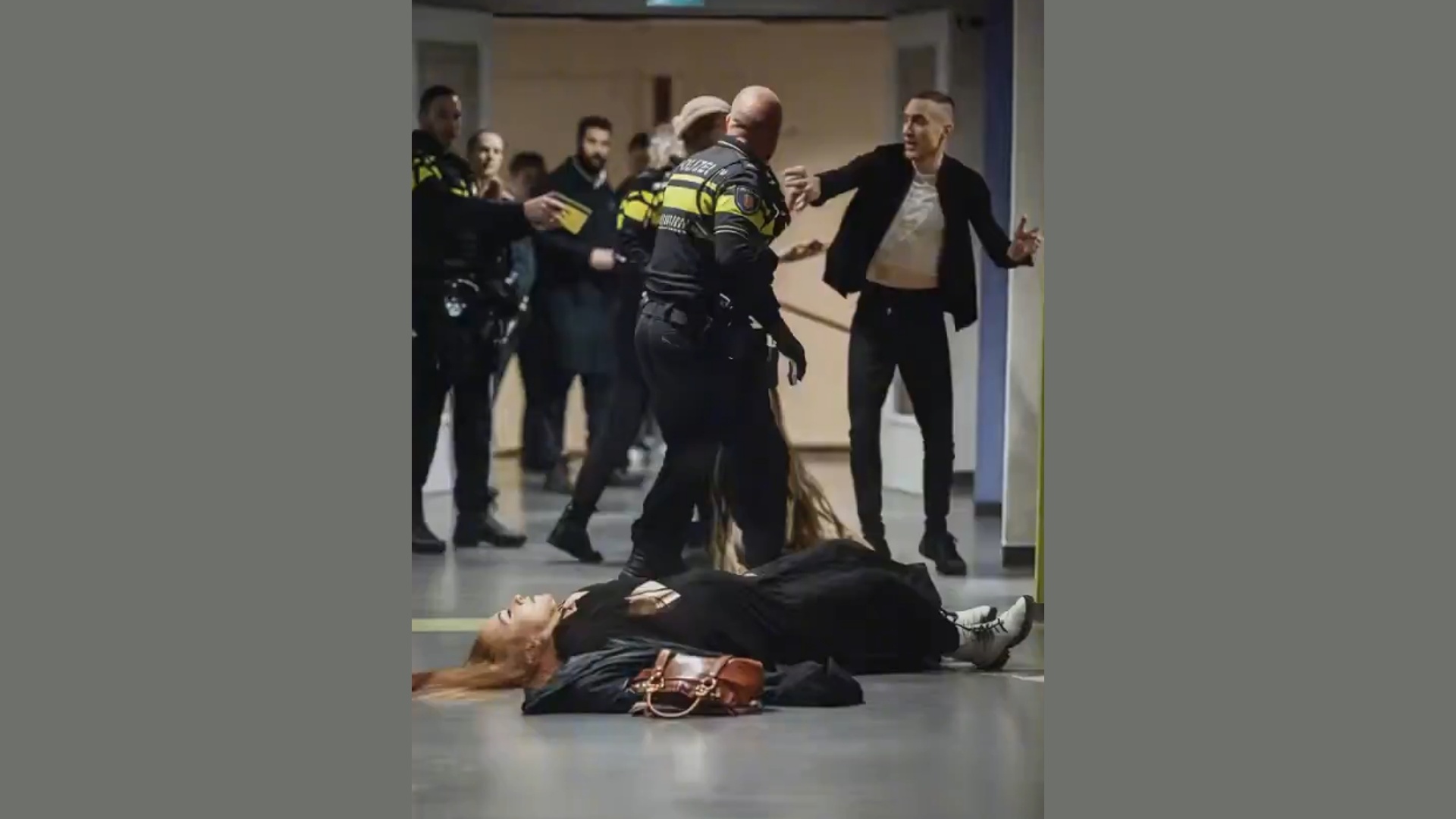 荷兰警察粗暴拖拽孕妇倒地！男子怒而袭击，庇护中心暴力逮捕视频引争议