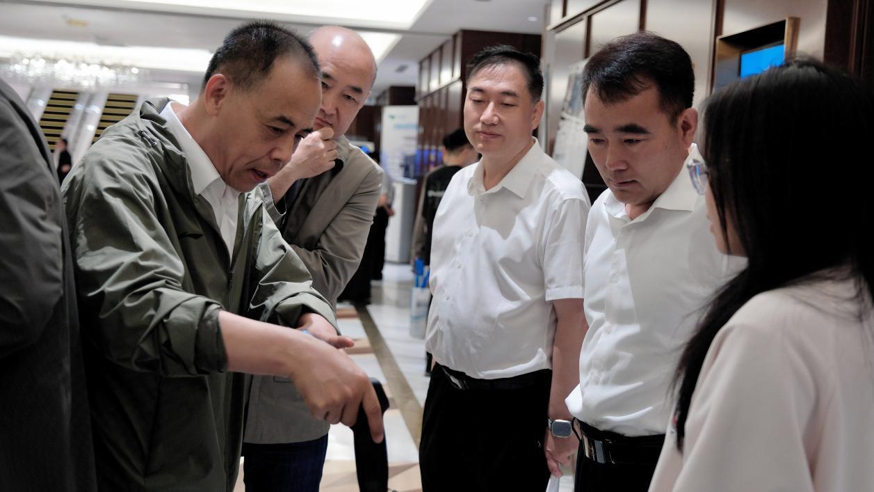 会议展区领导与厂商进行深度交流