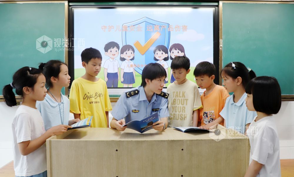 6月5日，江西省新余市渝水区市场监管局工作人员在新钢一小向同学们讲解儿童用品安全知识。