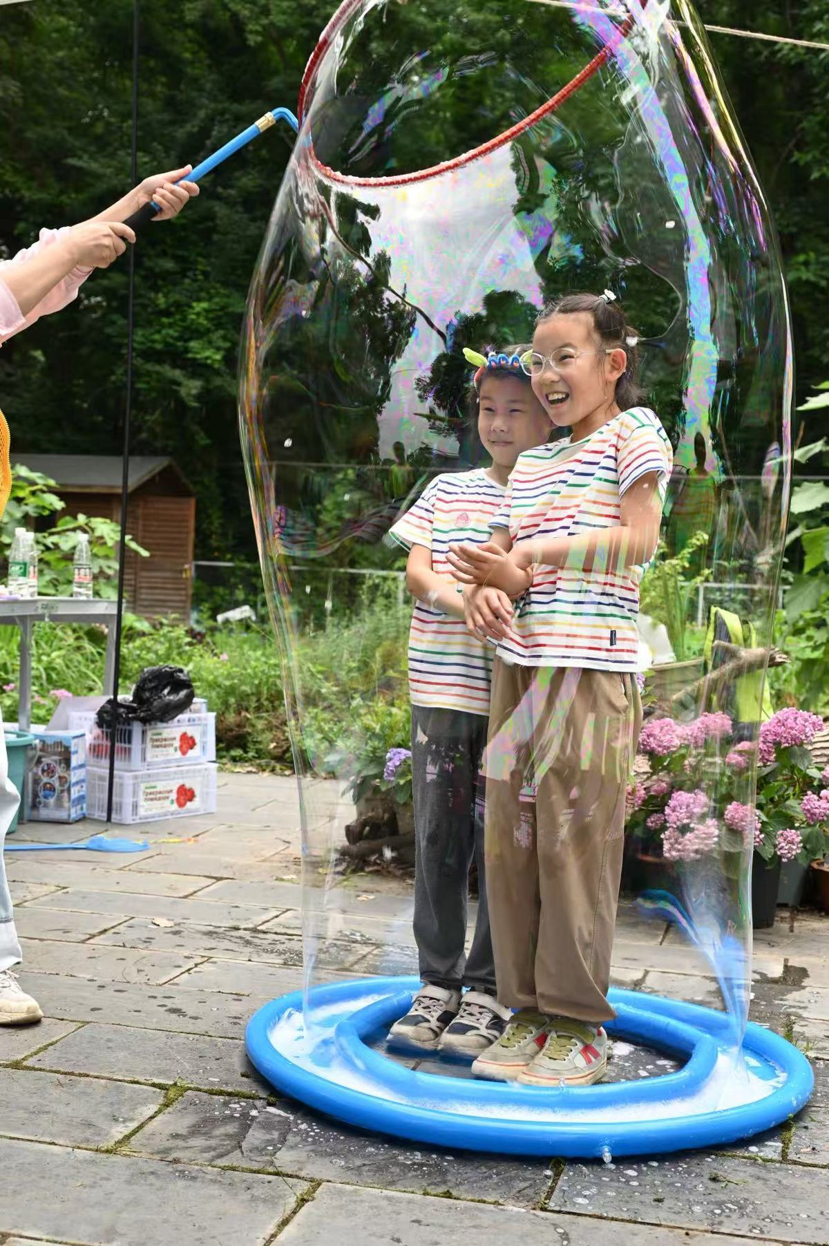 孩子们在植物园体验游乐项目