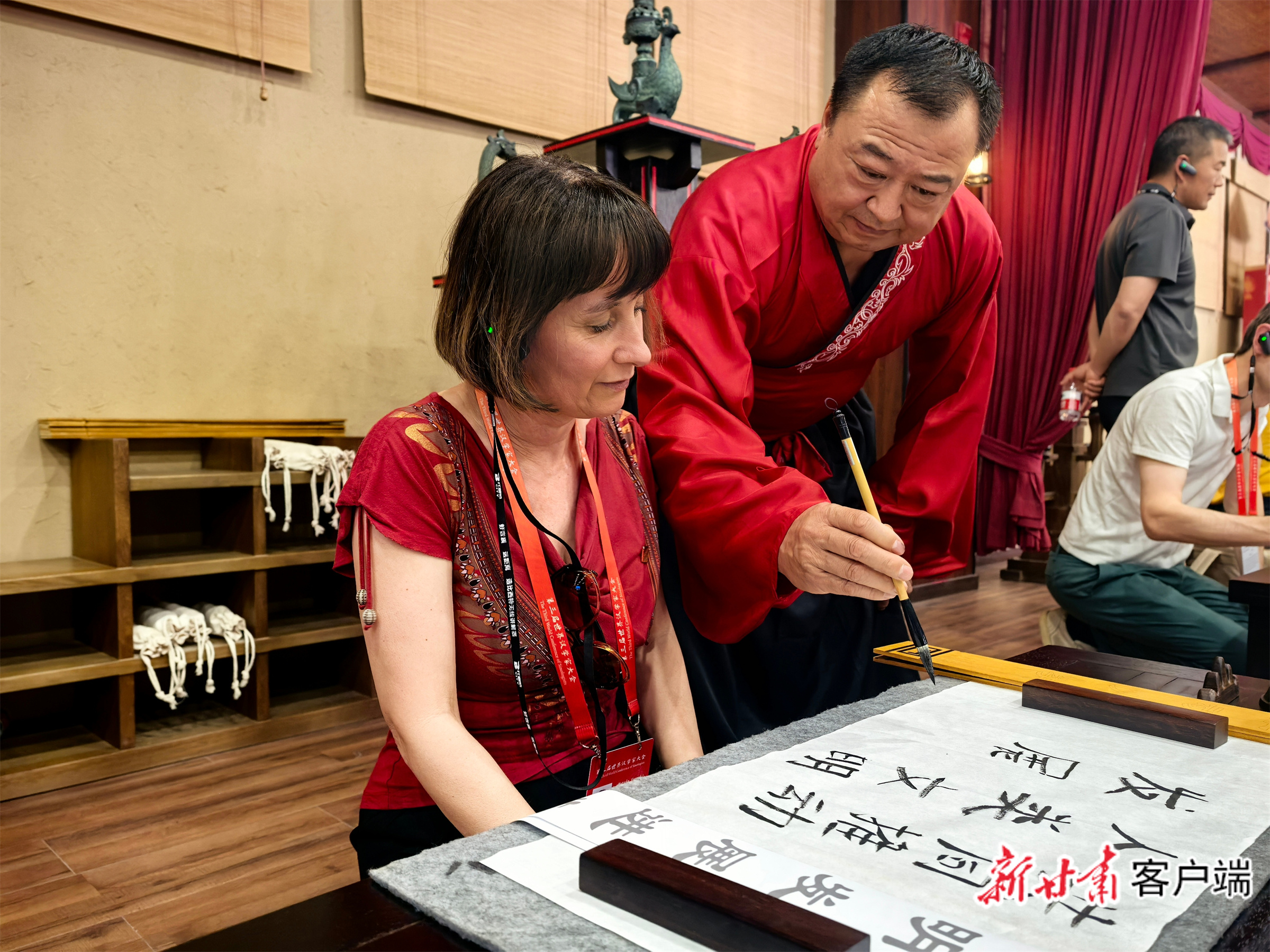 身着传统汉服的书法老师为汉学家讲解汉代简牍书写要领　（新甘肃&middot;甘肃日报记者　白永萍　摄）
