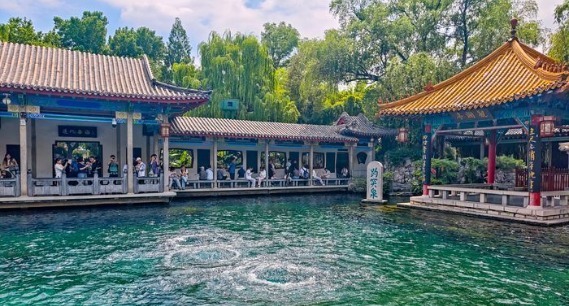 高位稳驻泉韵盎然 趵突泉29.21米水位持续在线引客打卡