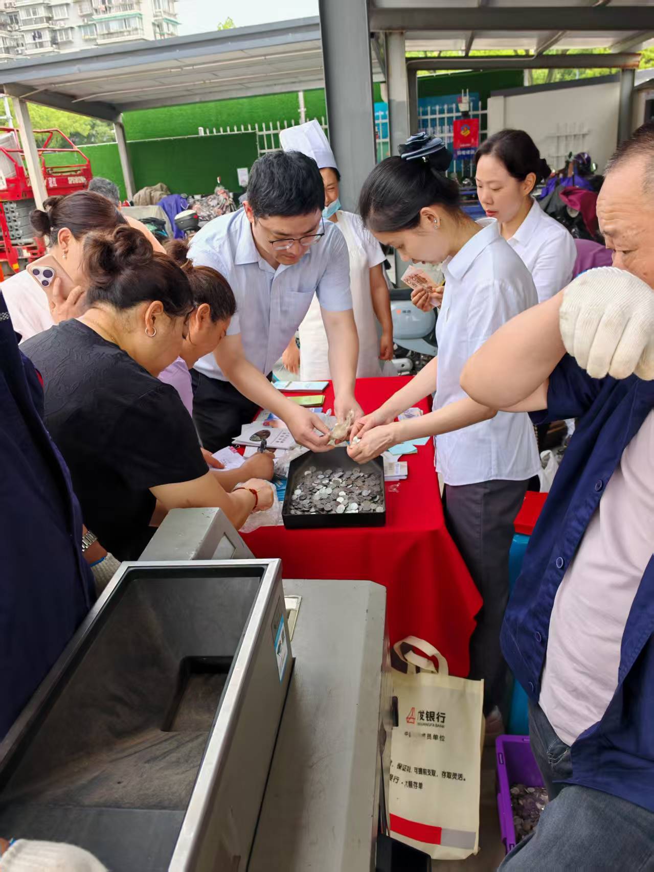 践行金融为民 畅通现金循环——广发银行宁波分行志愿者走进农贸市场开展硬币回笼专项服务