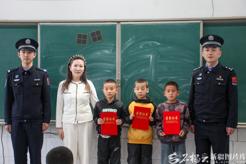 2026年5月，巴音库鲁提村小学学生珂然&middot;苏然阿力（左）、白克扎提&middot;托乎提马买提（中）和努尔巴克提&middot;阿迪力（右）合影。王特摄