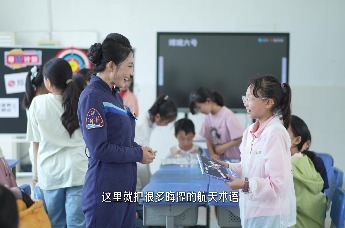 专访王一｜从航天一线到乡村讲台，把星辰大海讲给孩子听