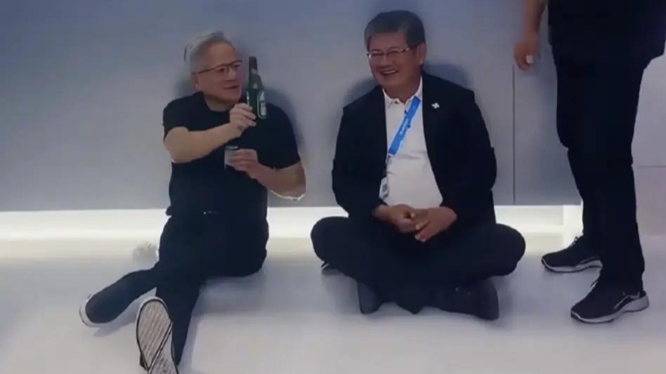 黄仁勋现身台北电脑展大会，直接躺地上喝啤酒