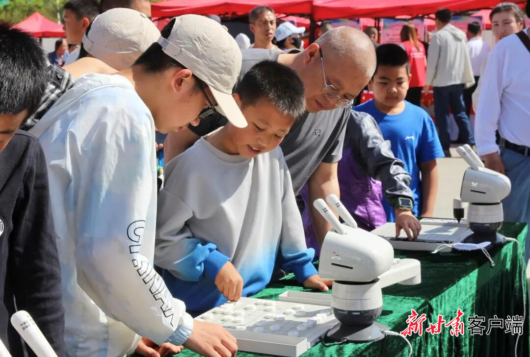孩子们在趣味体验中走近科学