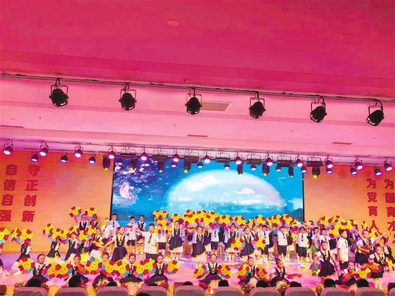 “六一”前夕,武都区滨江小学举行经典诵读文艺汇演。陈宇虹 刘玉玺 冉创昌 郭林 王晶 李月 摄