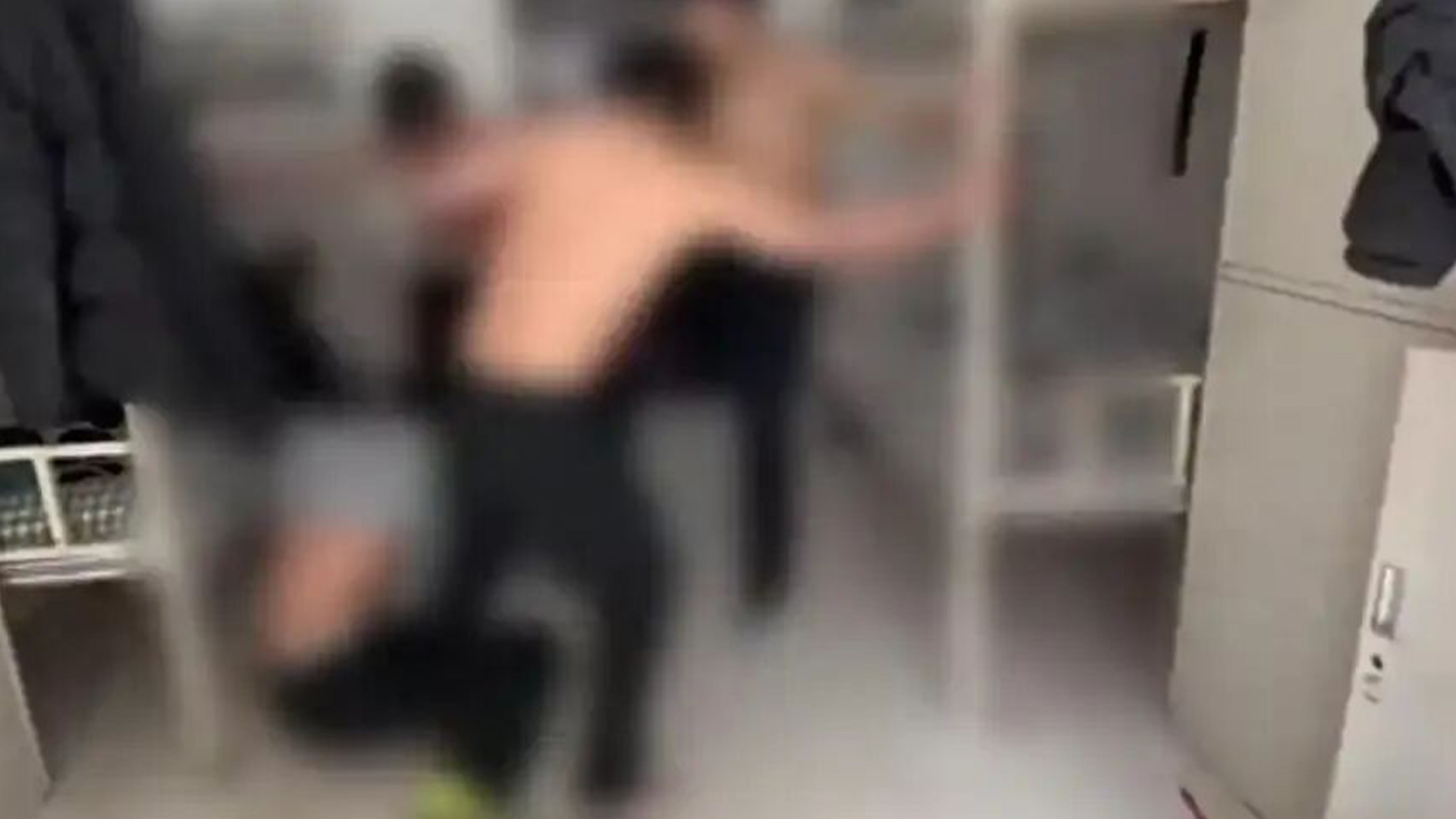 赤峰一体校宿舍内多人边抽烟边殴打一男生？校方：校长牵头成立调查组处置，派出所：已采取拘留措施