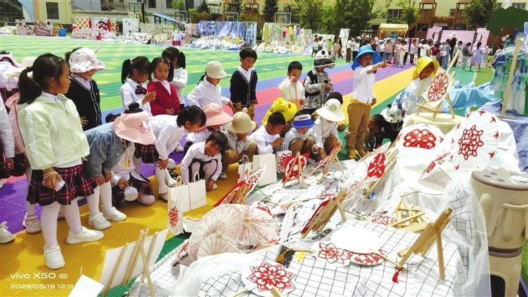 西和县城南幼儿园举办“小小石榴籽 浓浓中国情”主题美术展活动,庆祝“六一”儿童节。