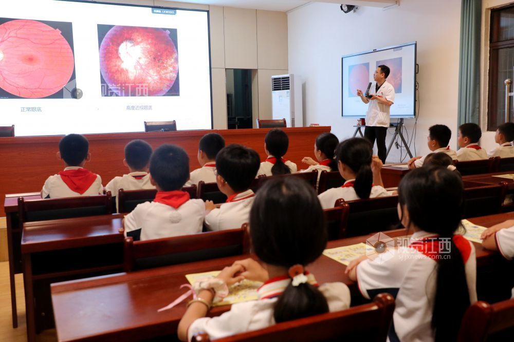 2026年6月3日，在江西省吉安市峡江县实验小学的课堂上，该县人民医院五官科的医生给学生们普及护眼知识。