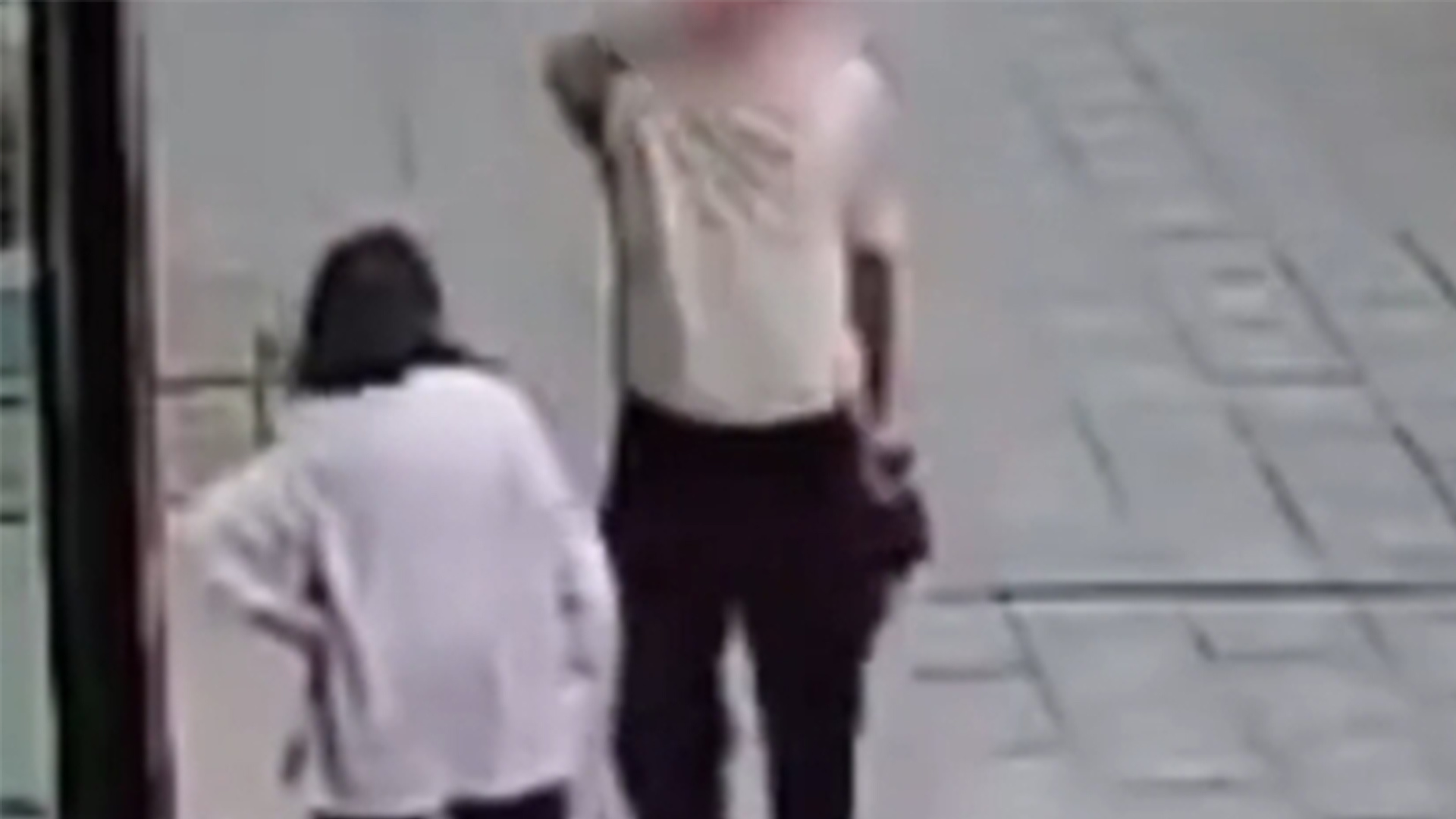 24岁男子无故殴打路边老奶奶，先重重敲击老人背部，走开后又折返将老人一拳打倒在地，湖南邵阳警方通报
