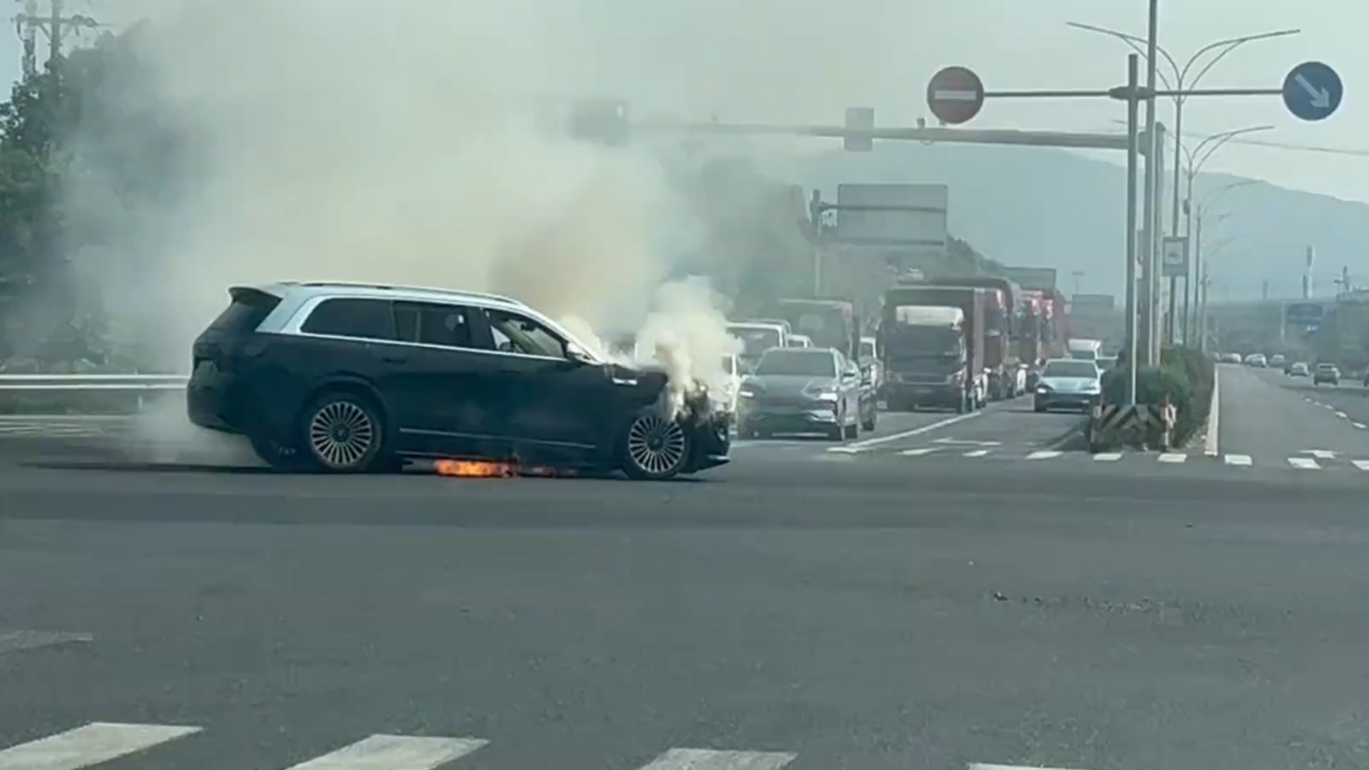 台州一问界M9行驶中起火，事发时行车记录仪曝光，问界发布情况说明