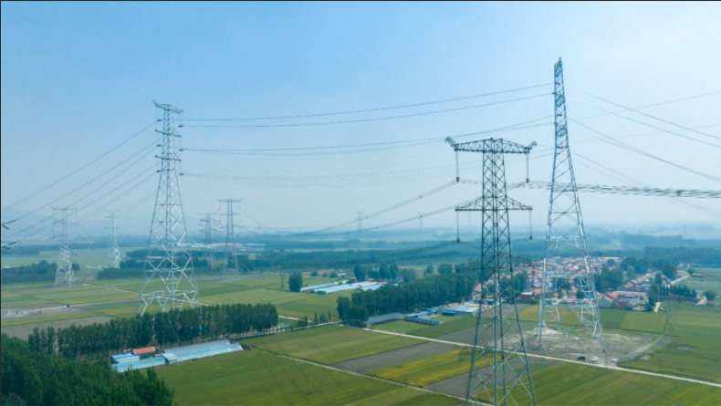 6月2日,大同-怀来-天津南1000千伏特高压工程完成关键施工作业,进入全面架线阶段。大同-怀来-天津南特高压工程,是贯通山西、冀北能源基地与天津负荷中心的能源“大动脉”,计划于2027年6月正式建成投运。工程投产后,每年可向京津冀地区输送超146亿千瓦时清洁电能,相当于替代标准煤445万吨,减少二氧化碳排放1181万吨。摄影 王富强-02