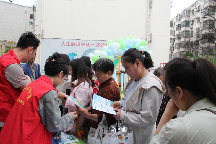 生态环境秦都分局联合嘉阳社区在偏转幼儿园开展垃圾分类宣传活动