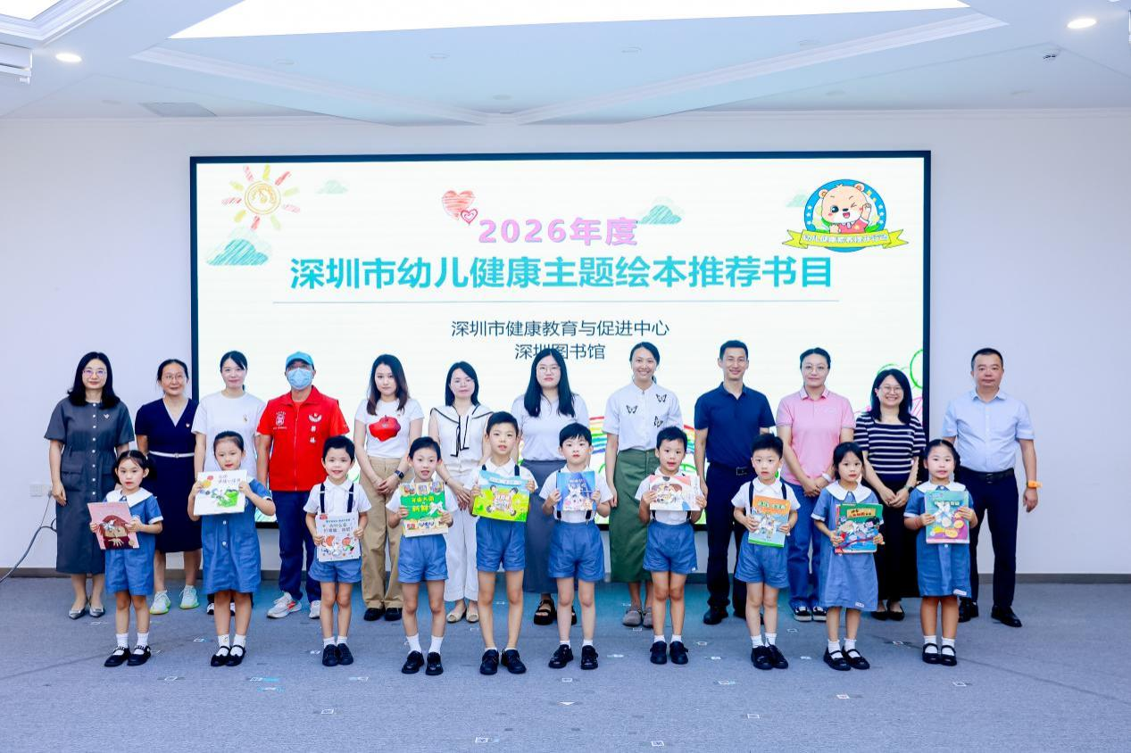 领导嘉宾向幼儿代表赠书