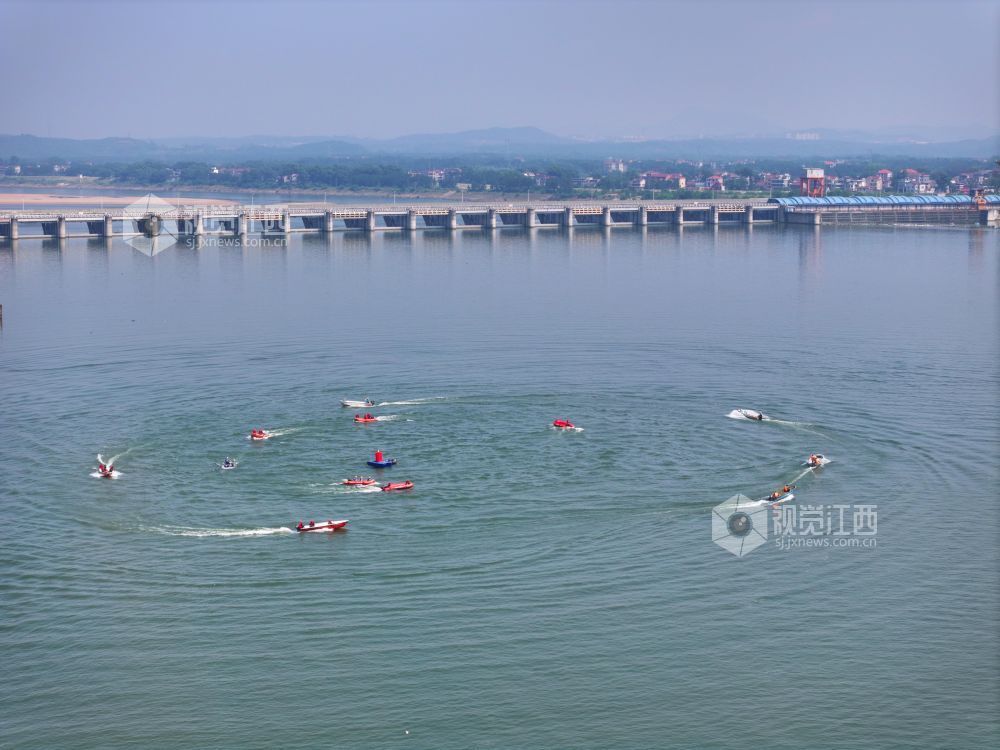 2026年6月2日，江西省吉安市泰和县赣江水域正在进行舟艇操行演练，提升水上防汛应急救援能力。