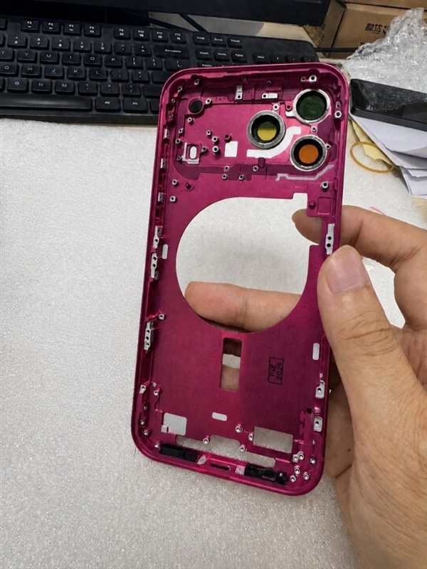 苹果iPhone 18 Pro Max机身亮相:实锤浅蓝、深红新配色