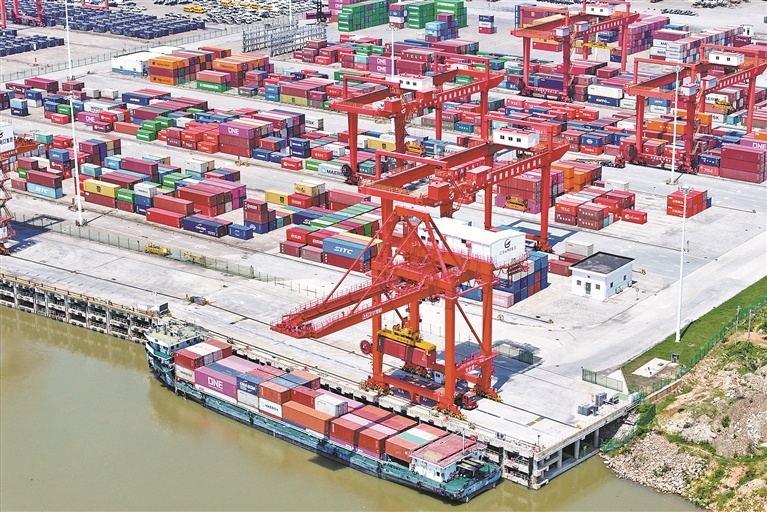 4月26日，位于南昌经开区内的龙头岗综合码头一片忙碌景象，货车来回穿梭装卸集装箱。江西日报全媒体记者 洪子波摄