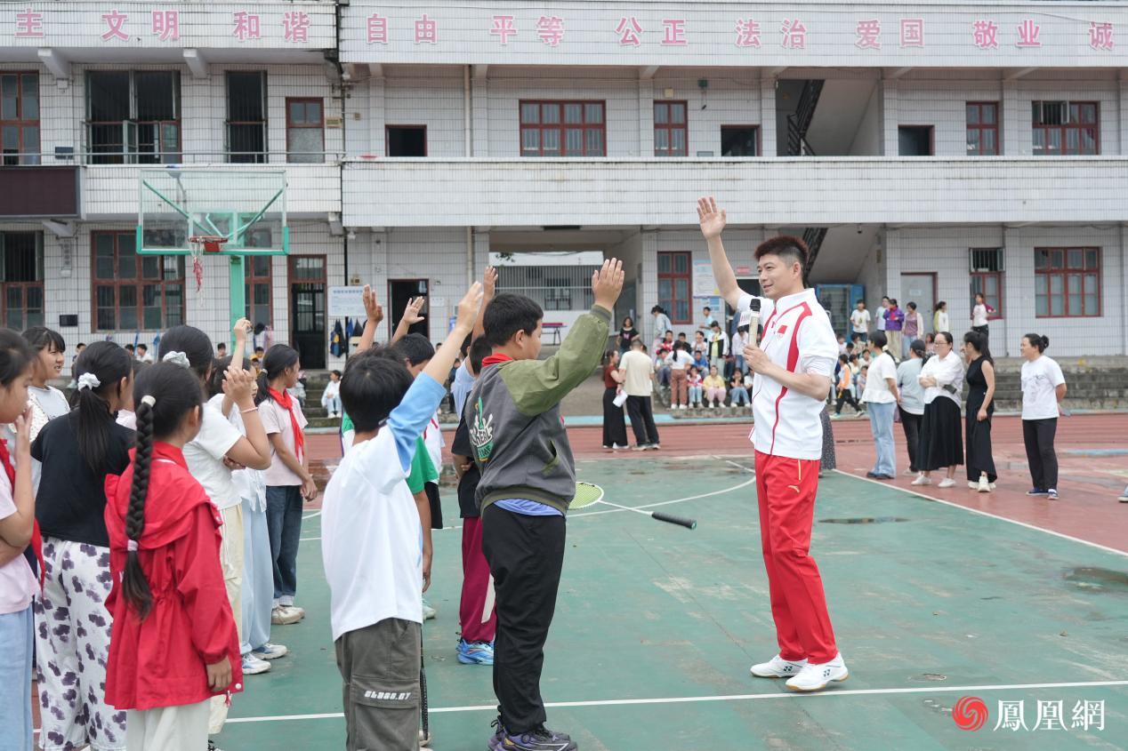 羽毛球世界冠军龚伟杰课前和学生进行互动