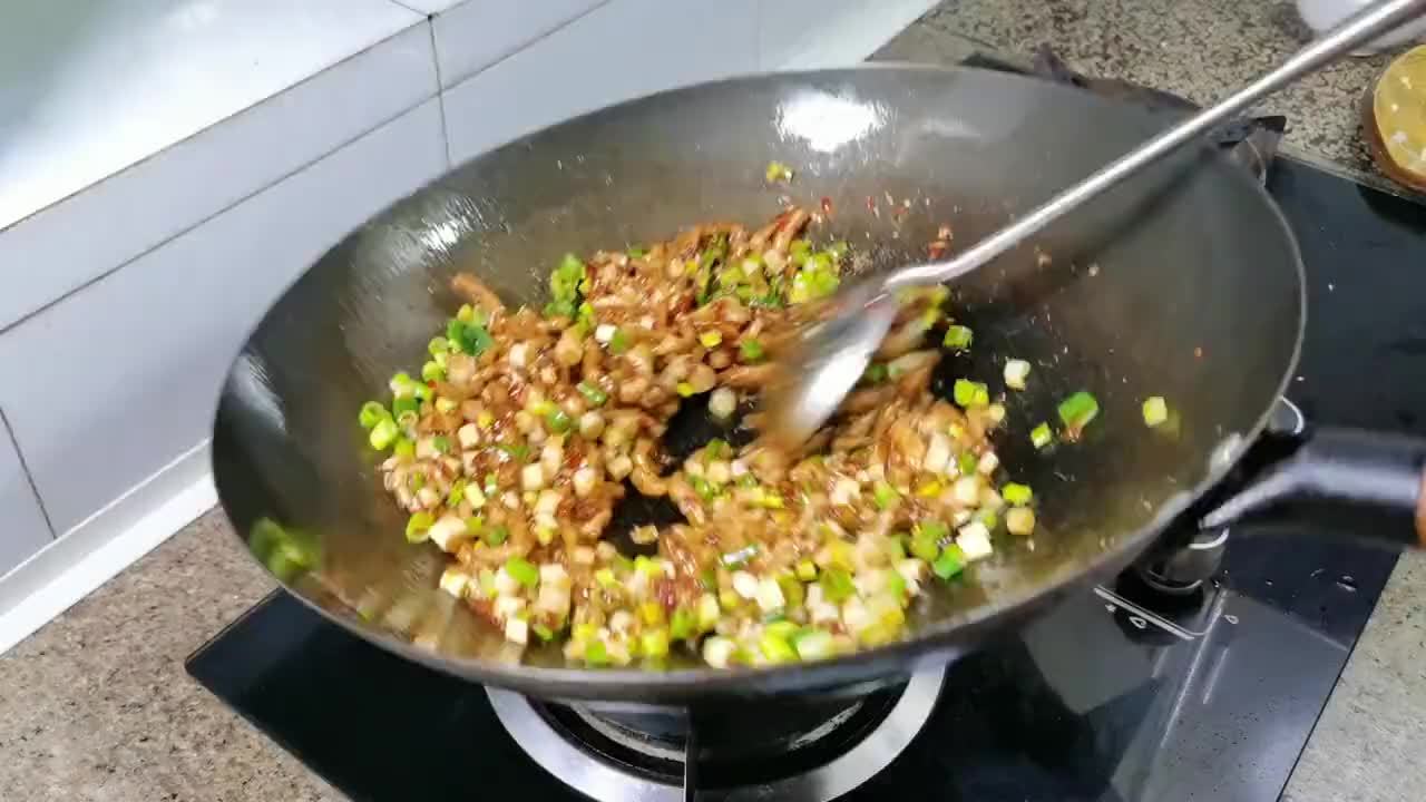 厨师长教你“鱼香肉丝”的正确做法，咸甜酸辣兼备，姜葱蒜味突出
