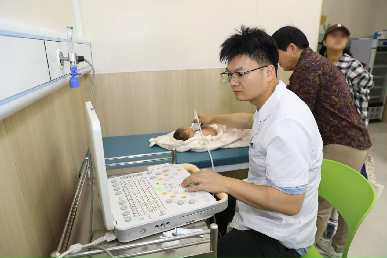 曹华医生为孩子做超声检查