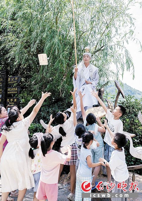 炭河千古情景区“姜子牙垂钓”处吸引众多小朋友。