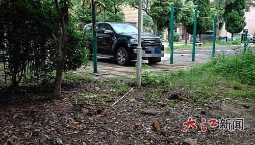 现代庄园小区的健身器材广场成了停车场。