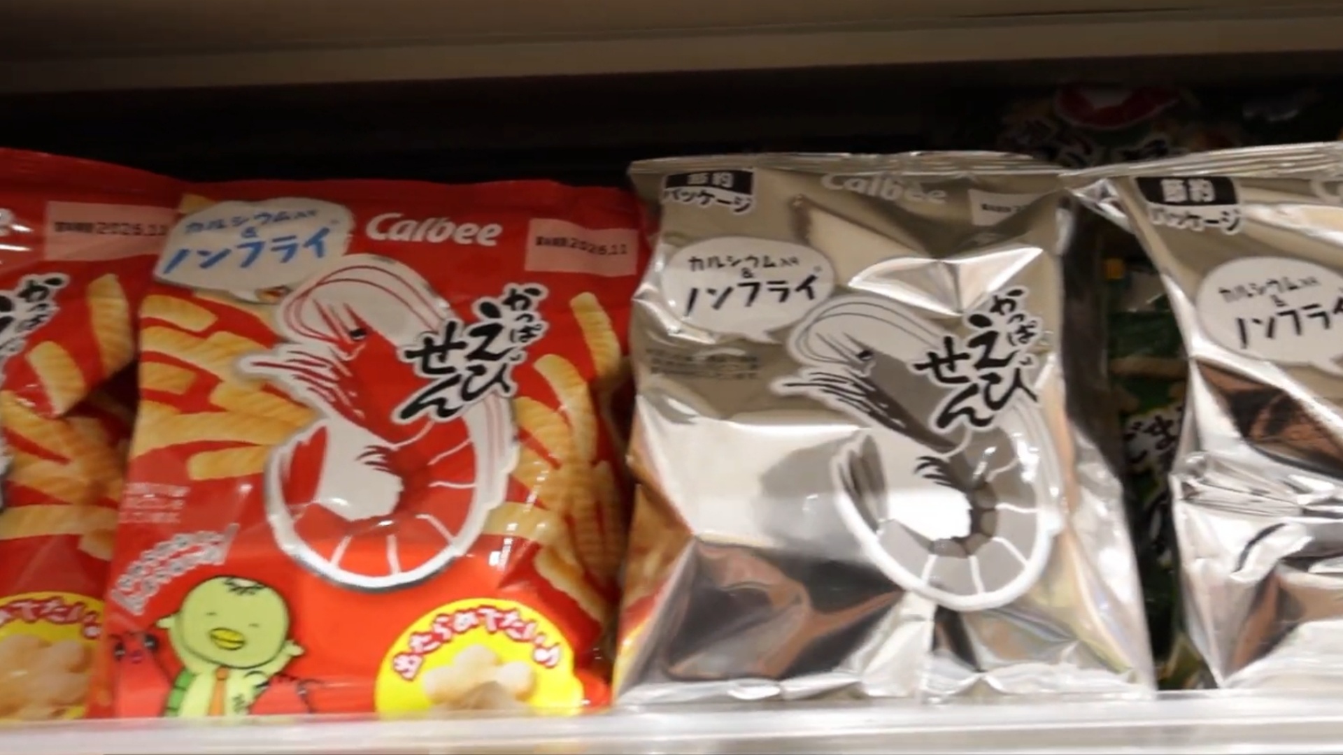 由于中东局势导致印刷油墨等原材料供应不稳定，日本超市货架正失去颜色