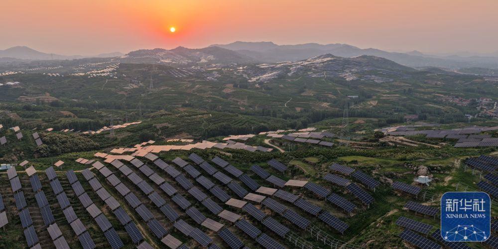 ↑ 这是6月1日拍摄的山东省临沂市蒙阴县旧寨乡农光互补项目(无人机照片)。新华社发(公茂栋 摄)