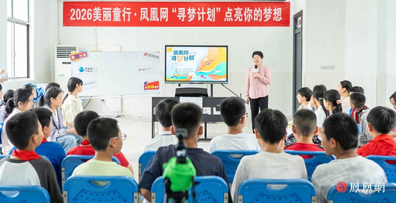 志愿者罗嗣清为孩子们分享歌声背后的故事